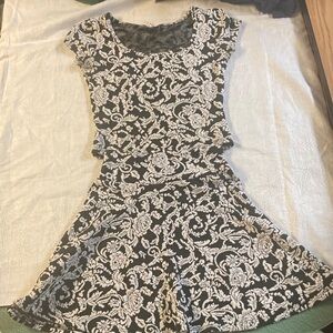 Kirra Floral Outfit. 2 Piece Skirt & Top. Size XS. Made In USA.